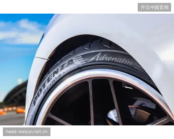赛车车胎冒烟却仍在加速——极限与激情的燃烧时刻